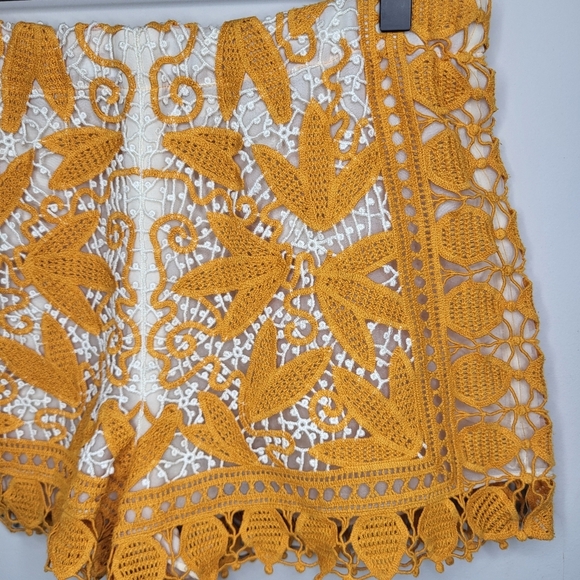 Tory Burch Yellow Crochet Lace Women Shorts Size 4 - Picture 3 of 9